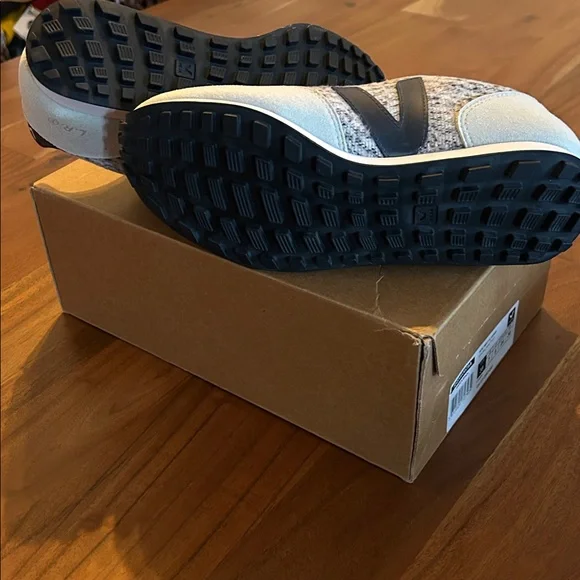 Veja Cream and Navy Knit Sneakers size 7 NWB - Picture 5 of 6